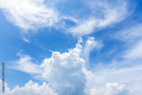 Foto blue sky with close up white fluffy tiny clouds background and pattern