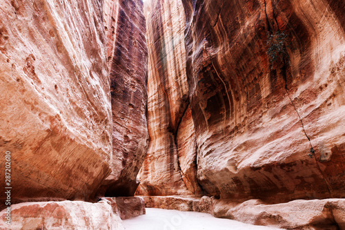 The Siq, the narrow slot-canyon to go to the hidden city of Petra, Jordan. This is an UNESCO World Heritage Site - Immagine 