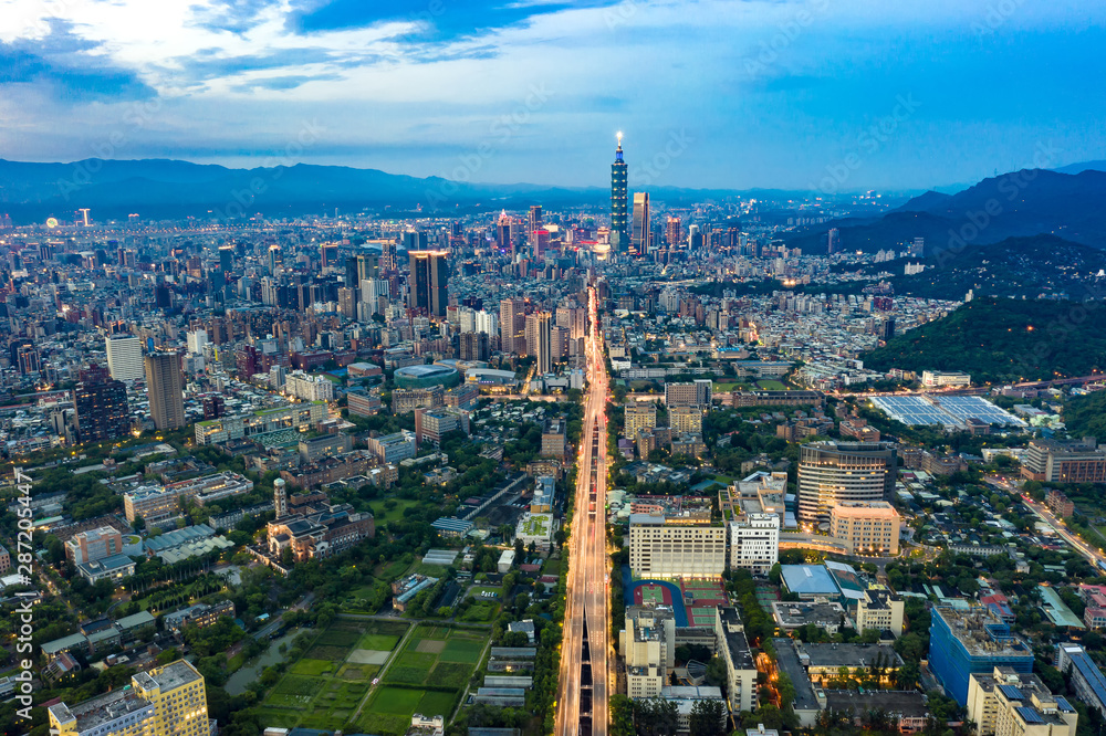 Obraz premium Skyline of taipei city in downtown Taipei, Taiwan.