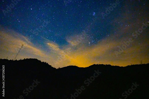 Panorama cielo notturno con pleiadi photo