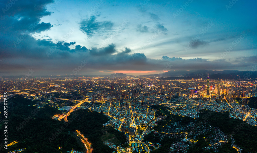 Obraz premium Skyline of taipei city in downtown Taipei, Taiwan.