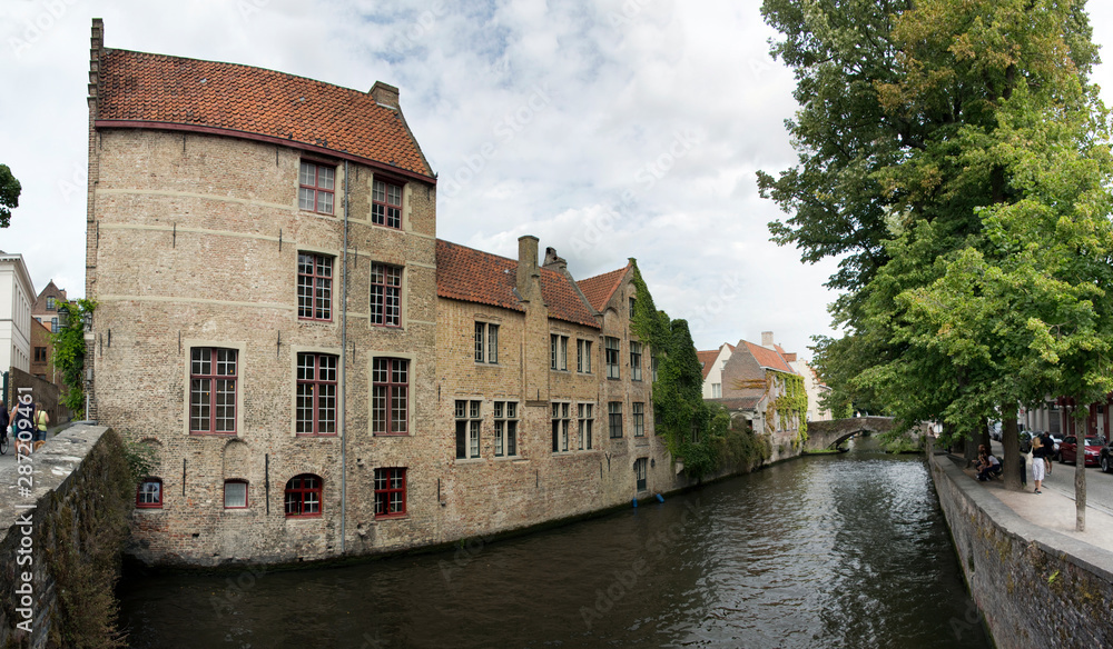Kanal und Brücke in der mittelalterlichen Altstadt  Brügge