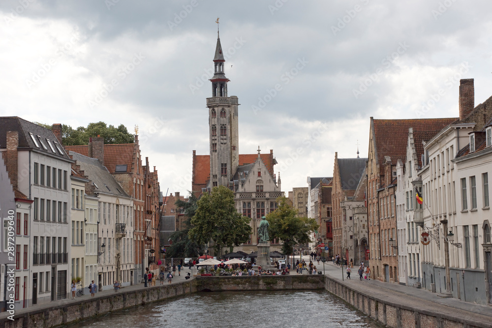 Blick auf Jan van Eyck Platz und  Bürgerloge im Hanseviertel