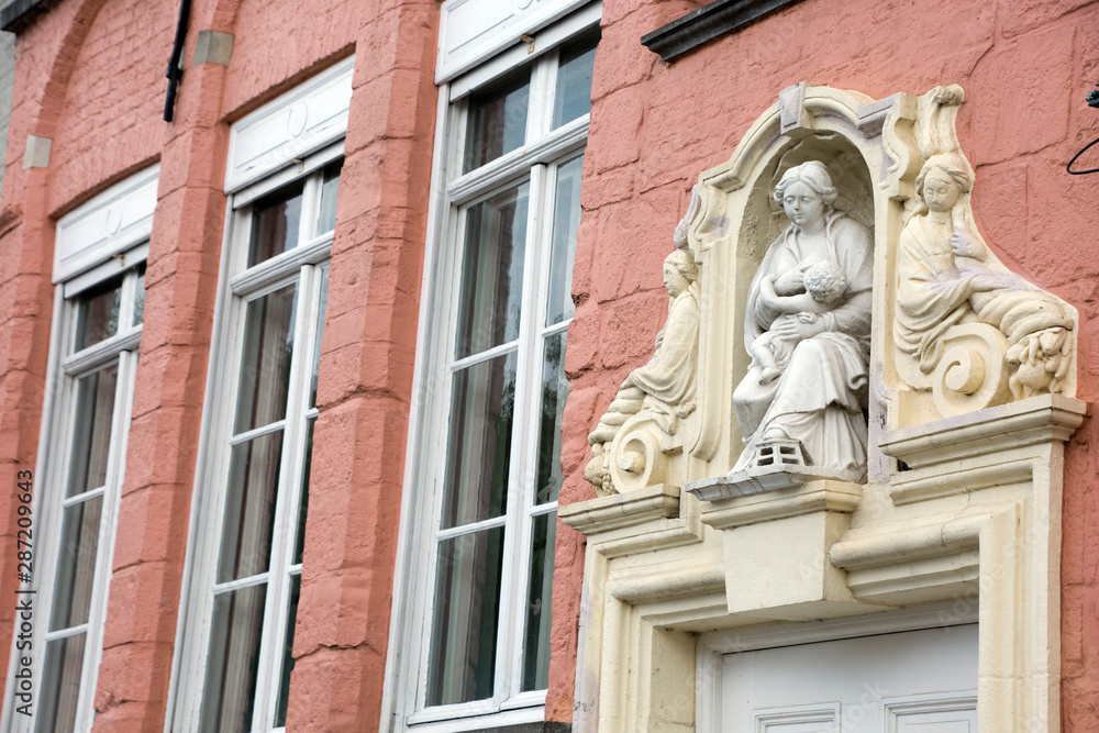 Maria und Jesus an einer Hausfassade