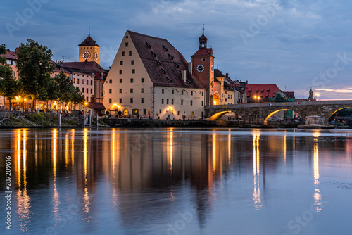 Nächtliches Regensburger Altstadt beleuchtet - steinerne Brücke - Salzstadel