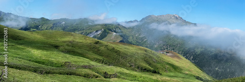Paysage panoramique des montagne des alpes en été