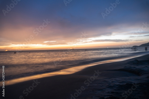 Atardecer en la playa de Santa Marta