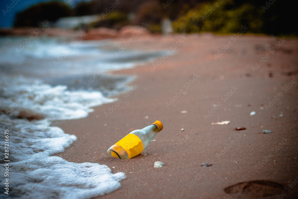 Obraz premium bottle on the beach