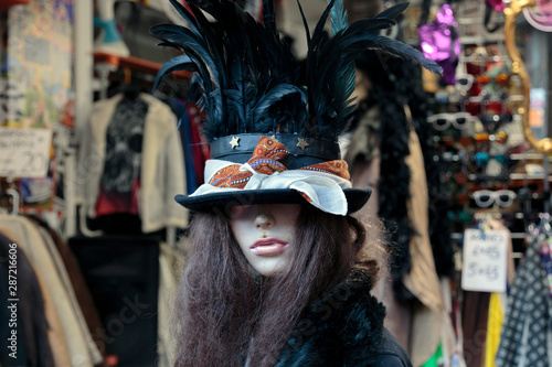 maniqui con sombrero de plumas photo