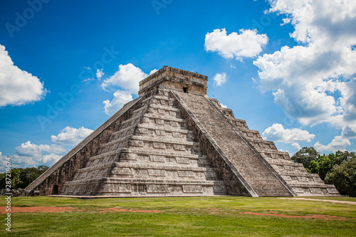 Pyramid Kukulkan  Chichen Itza  Mexico  Mayan archeological site