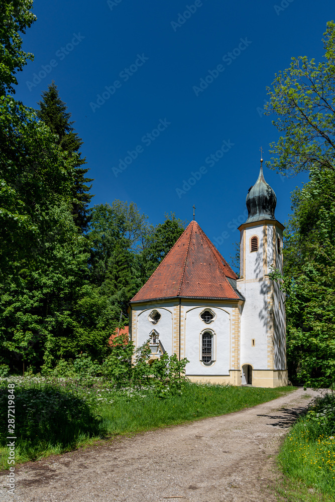 Wallfahrtskirche Maria Elend bei Dietramszell in Oberbayern unter blauem Himmel