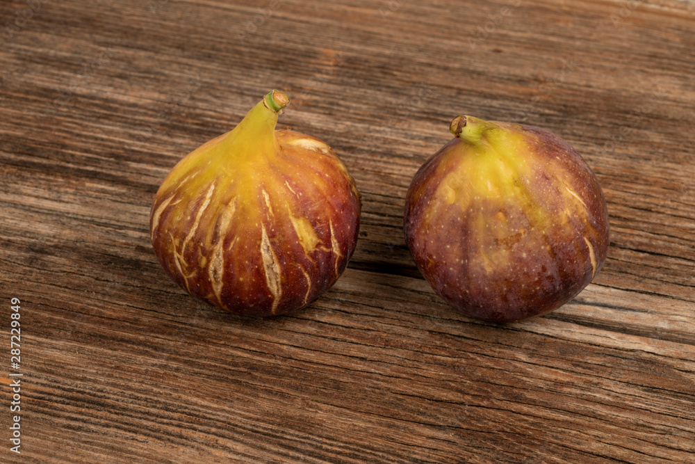 Obraz premium fresh and ripe figs on a wooden table
