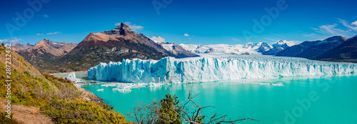 Panoramiczny widok na gigantyczny lodowiec Perito Moreno, jego język i lagunę w Patagonii w złotej jesieni, Argentyna