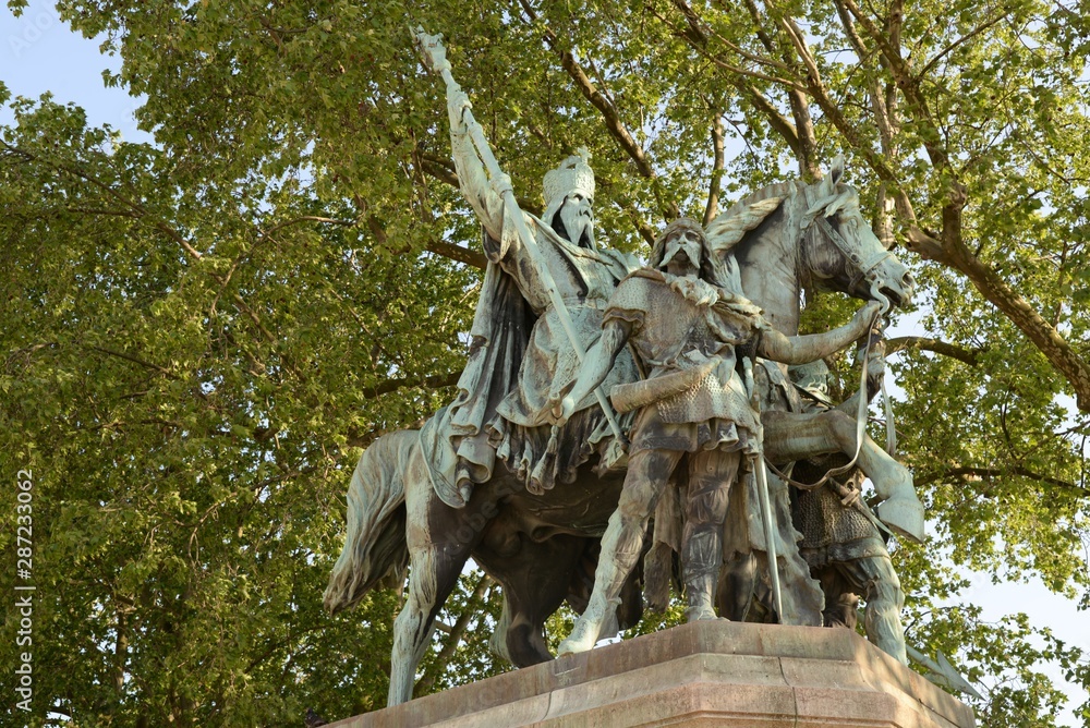 Statue von Karl dem Großen und seinen Wachen auf dem Vorplatz von Notre Dame in Paris, Frankreich