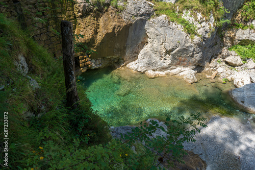 Frisches Quellwasser in einer Klamm in den österreichischen Alpen, Garnitzenklamm, Wasserfälle und frische