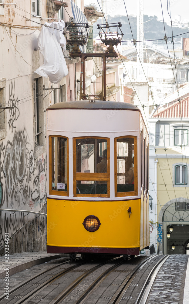 Elevador amarillo de bica en Lisboa