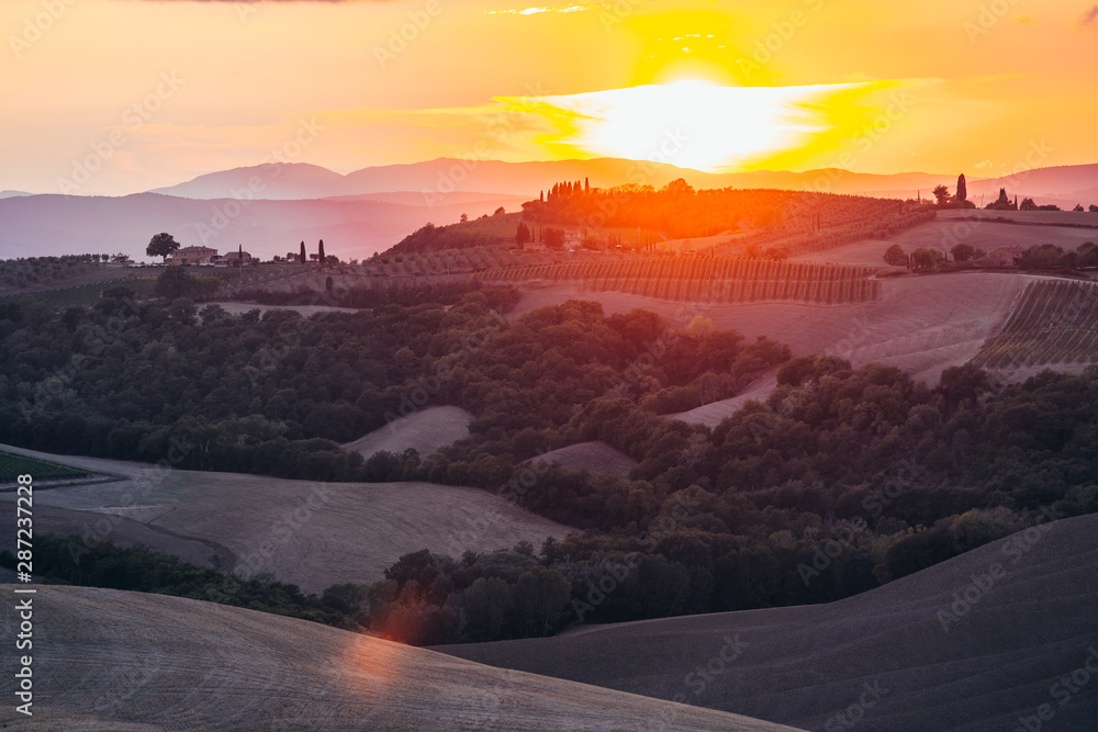 Fototapeta premium autumn, background, beautiful, blue, building, chianti, country, countryside, crete, crete senesi, cypress, destination, europe, farm, farmland, field, gimignano, grassland, hill, holiday, house, ital