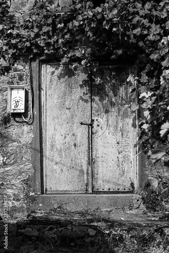 old door in wall © Ferhat