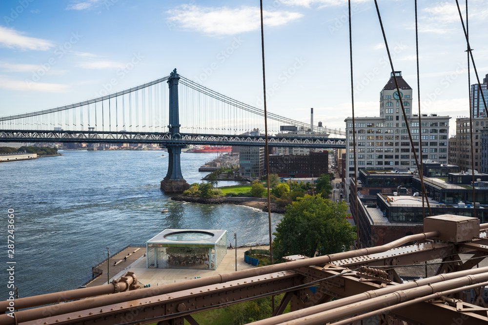 Naklejka premium Manhattan Bridge next to the Brooklyn Bridge at the Brooklyn shore
