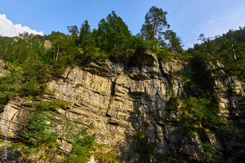 Die Kuhfluchtwasserfälle, eine Gruppe von drei Wasserfällen oberhalb von Farchant in Bayern. The Kuhflucht Waterfalls in south Bavaria, a beautiful series of three waterfalls near the Bavarian alps.