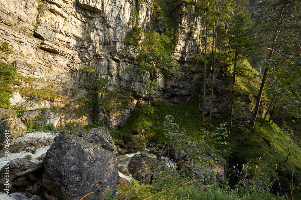 Die Kuhfluchtwasserfälle, eine Gruppe von drei Wasserfällen oberhalb von Farchant in Bayern. The Kuhflucht Waterfalls in south Bavaria, a beautiful series of three waterfalls near the Bavarian alps.