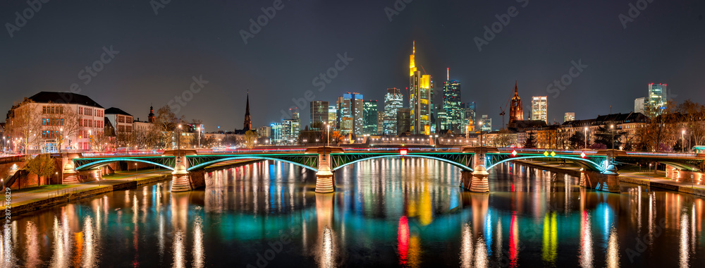 Die Skyline von Frankfurt am Main bei Nacht - obrazy, fototapety, plakaty 