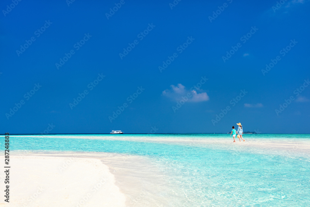 Naklejka premium Mother and daughter at beach