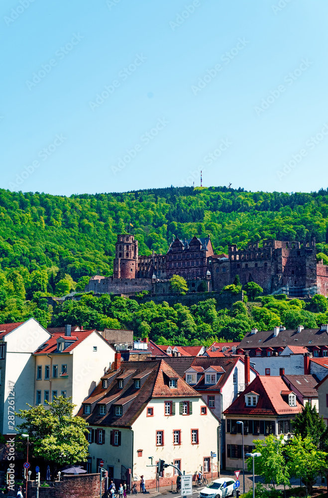 Heidelberg in Baden-Württemberg in Deutschland bei Sonnenschein mit dem Heidelberger Schloss im Hintergrund