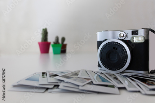 Cámara con fotografías instantáneas polaroid