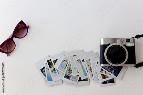 Cámara de fotos con fotografías instantáneas y lentes de sol