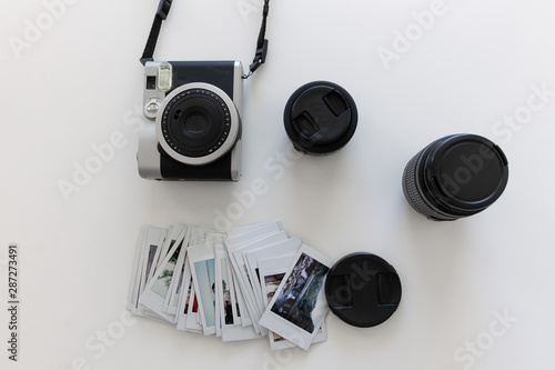 Cámara fotográfica con lentes y fotos instantáneas