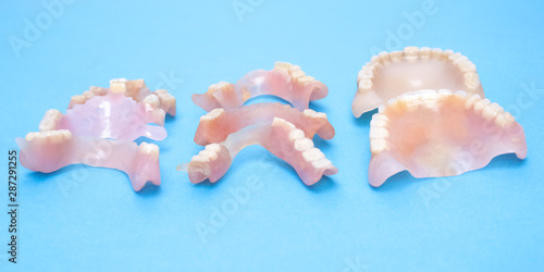 Removable dentures flexible, devoid of nylon, hypoallergenic exempt from monomer.