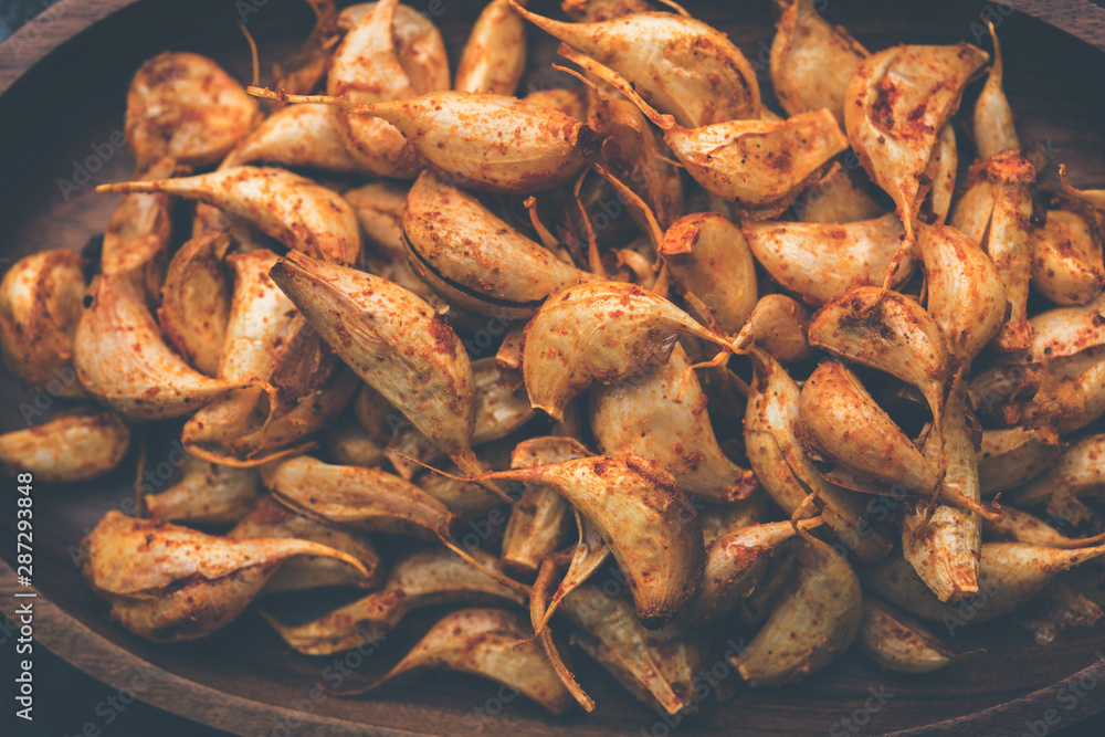 Garlic Fry or Tala Hua Lahsun in hindi, is a popular side dish or snacks from maharashtra, India