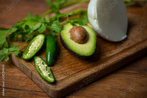chile verde aguacate cebolla cilantro ingredientes de salsa picante mexicana guacamole