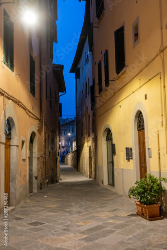 Fototapeta Naklejka Na Ścianę i Meble -  Poggibonsi (Siena) by night