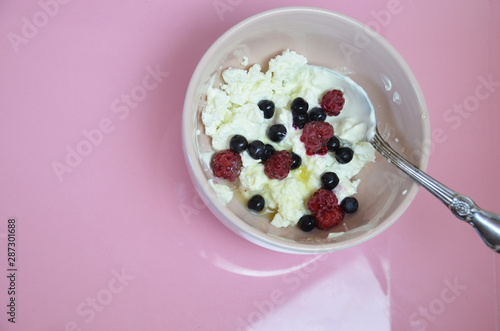 Obraz na płótnie Ricotta with fresh berries and honey on pink table
