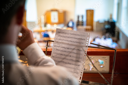 Fotografía Musician plays from a church organ during a wedding
