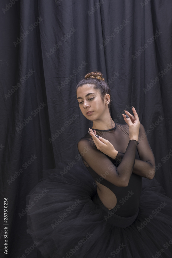 Naklejka premium Medium shot ballerina with curtain background