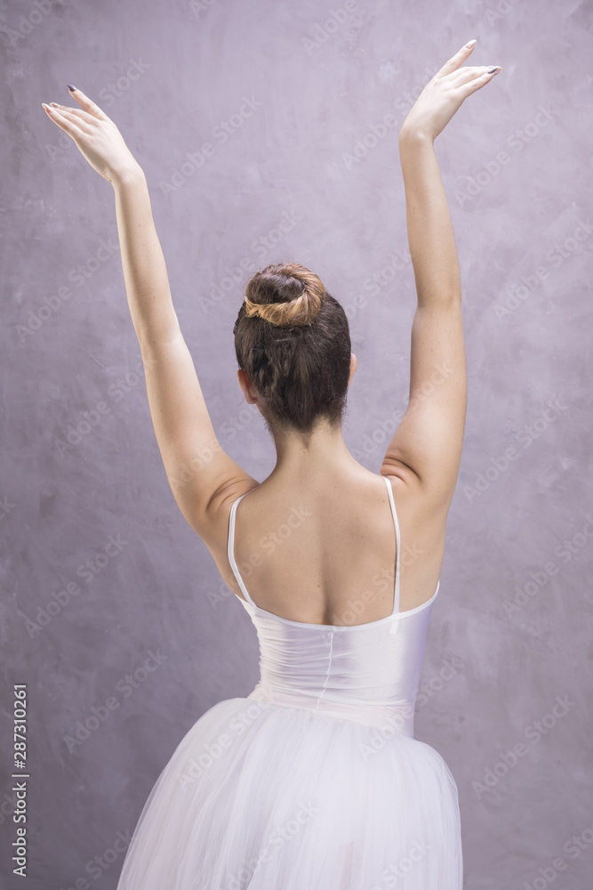 Naklejka premium Back view ballerina with hands up
