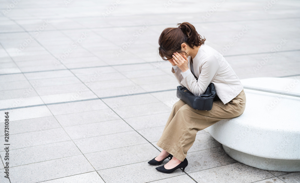 落ち込む女性 Stock 写真 Adobe Stock