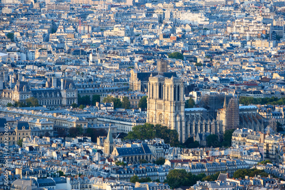 Notre Dame de Paris en vue aérienne, soleil couchant