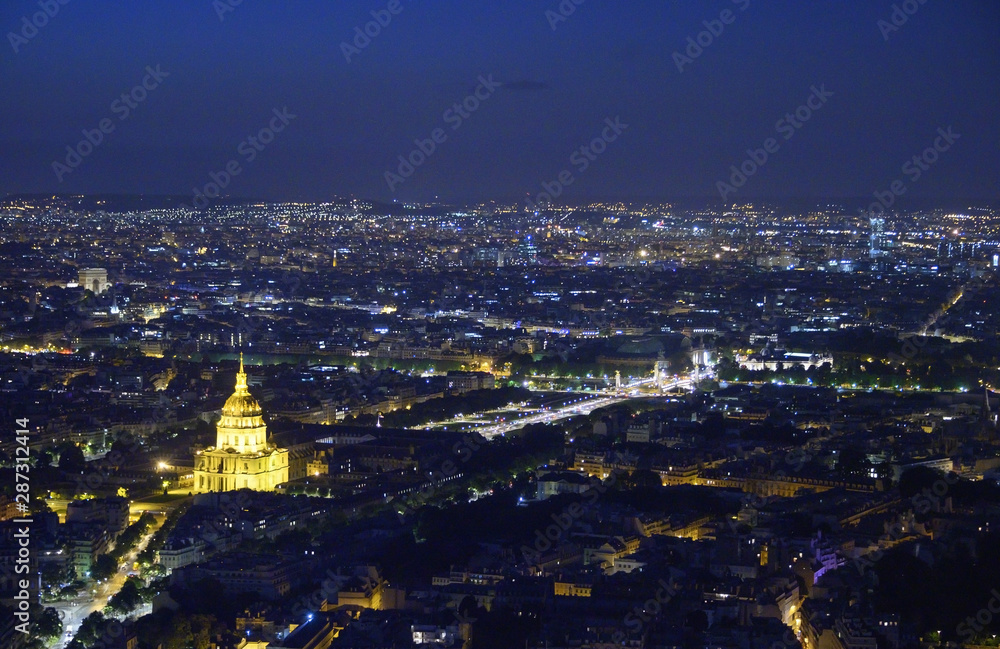 Vue aérienne de Paris de nuit avec les Invalides en premier plan