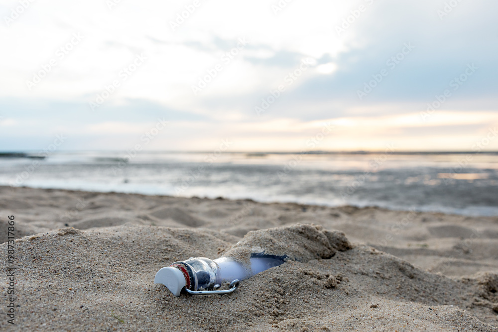 Obraz premium Flaschenpost am Strand