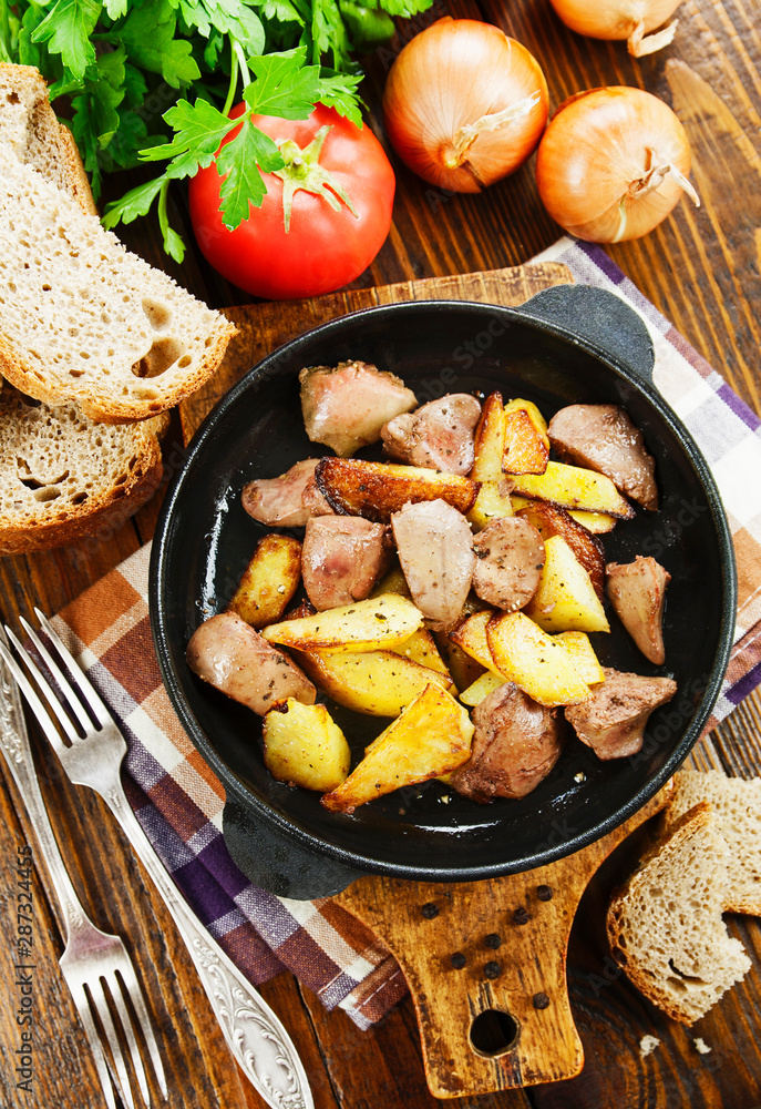 Potatoes stewed with chicken liver Potatoes stewed with chicken liver