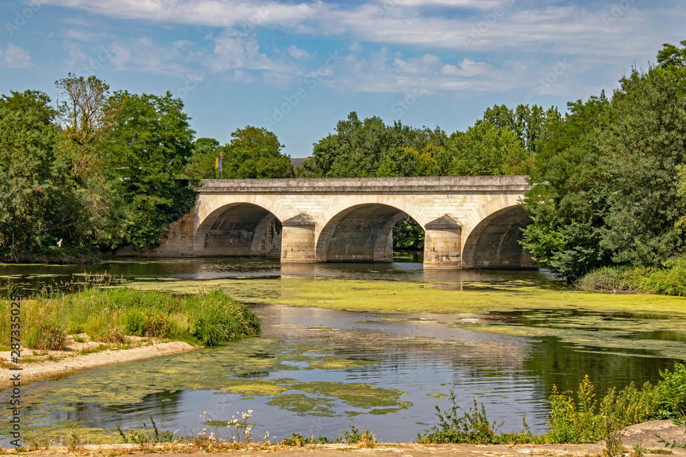Montreuil-Bellay. Pont sur la rivière le Thouet. Maine-et-Loire. Pays de Loire	