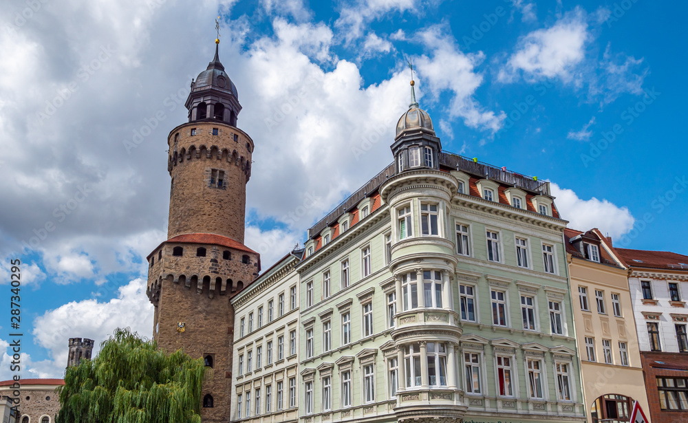 Nikolaiturm mit historischen Häusern in Görlitz