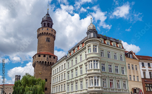 Nikolaiturm mit historischen Häusern in Görlitz