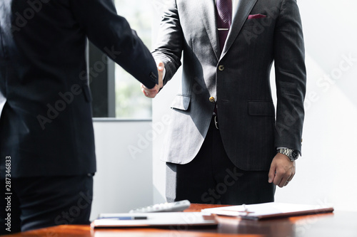 男性ビジネスマン同士の握手