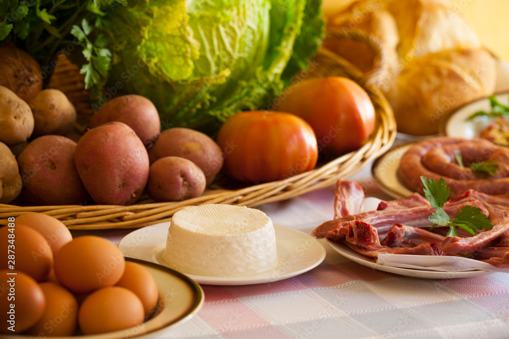 Queso, carne de cordero, butifarra, patatas, tomates y huevos Queso, carne de cordero, butifarra, patatas, tomates y huevos