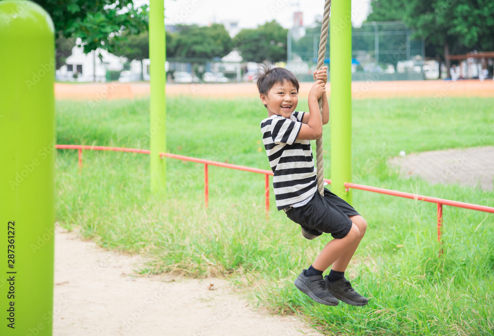 公園で遊ぶ男の子 公園で遊ぶ男の子